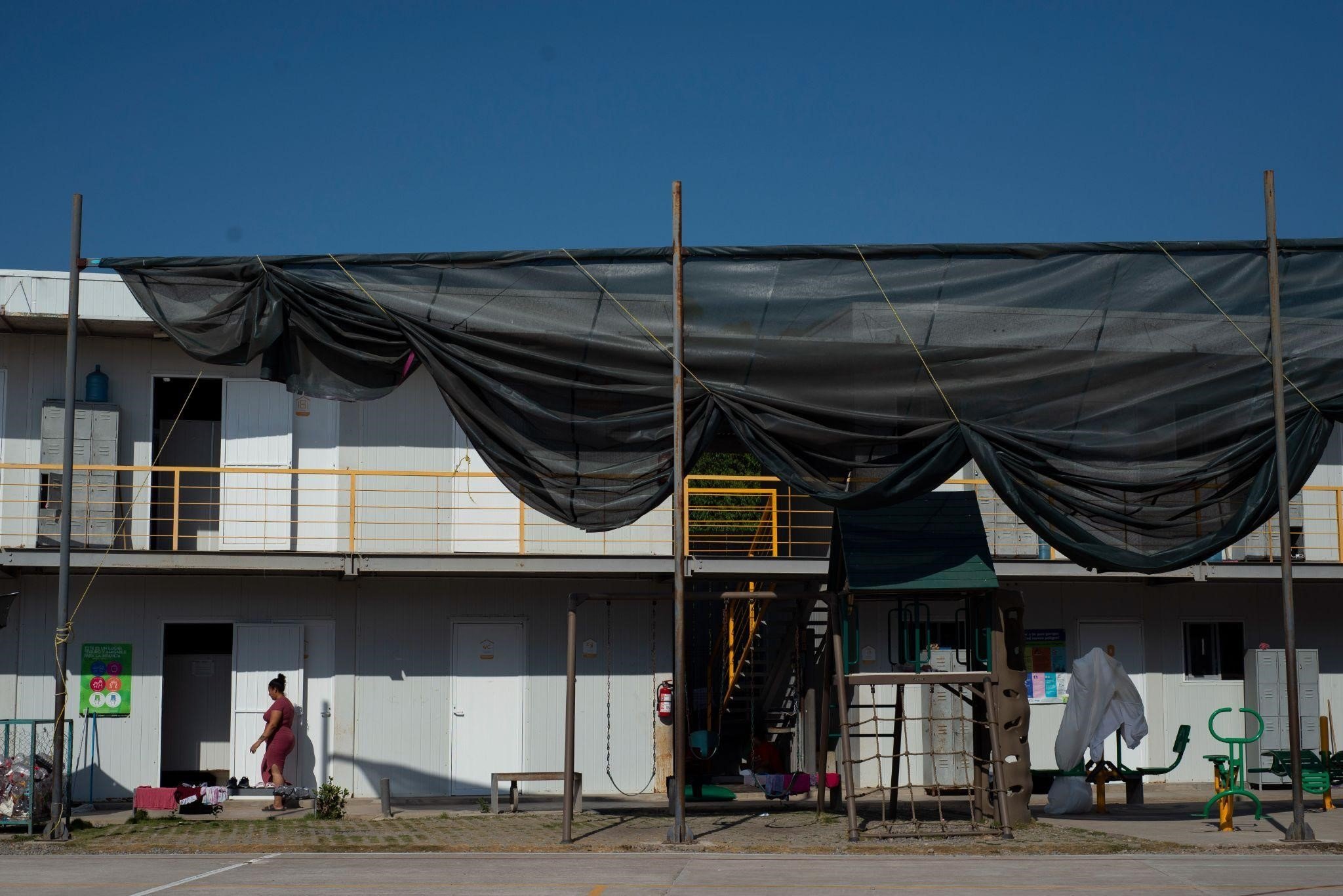  Vista general a las 2:00 de la tarde en el albergue Hospitalidad y Solidaridad A.C donde los migrantes deben permanecer afuera de sus habitaciones debido al calor. Foto/ Lissette Lemus 